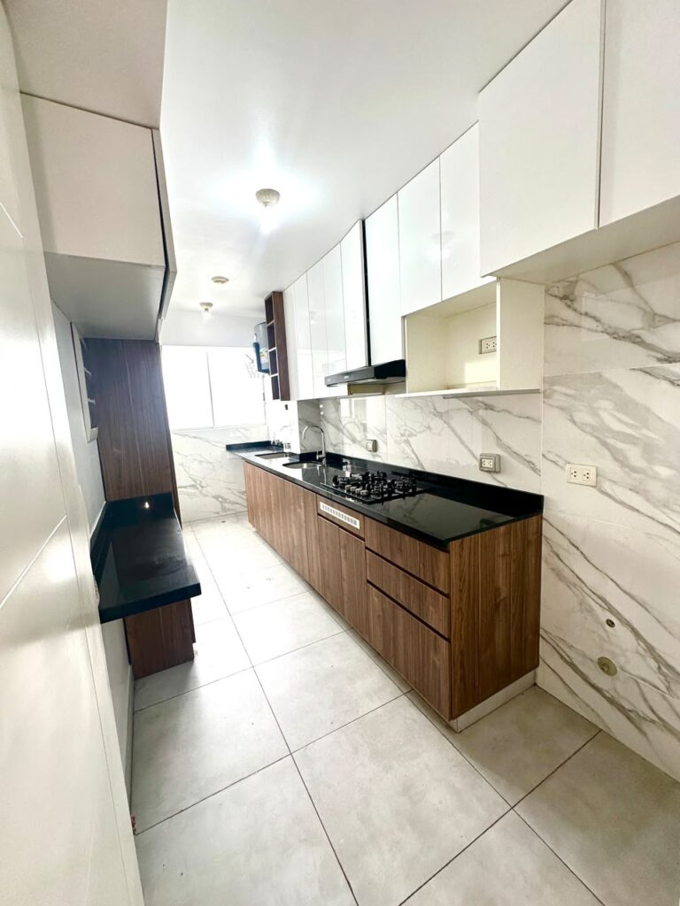 Se alquila moderno departamento de 75 m² – Excelente ubicación y áreas comunes.